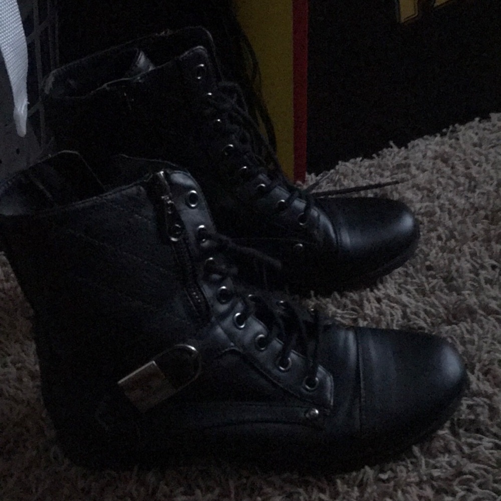 Nike boots that have a zipper on the side